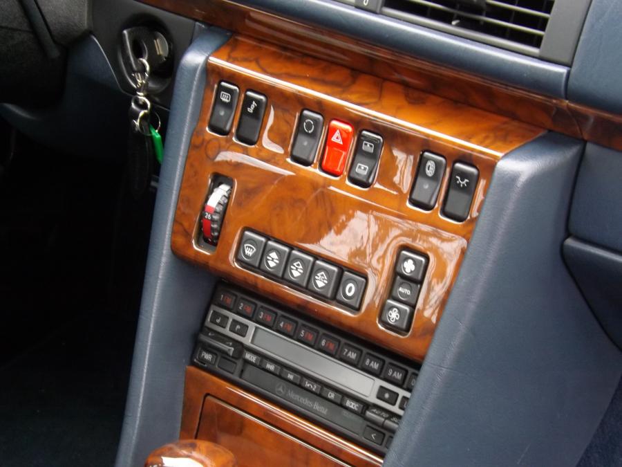 Детали интерьера Mercedes-Benz 500E (W124) 1993 года  (фото 6 из 21)